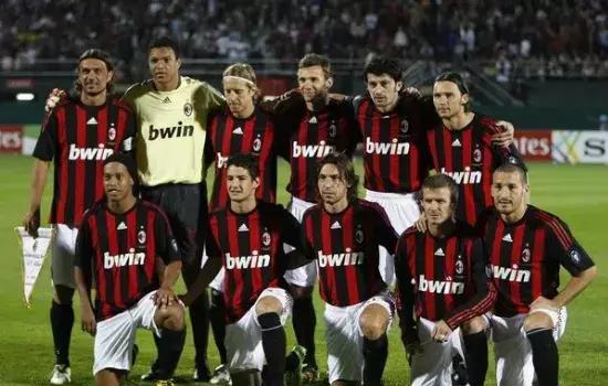 [NBA]詹姆斯突破妙传 海斯空接暴扣得手