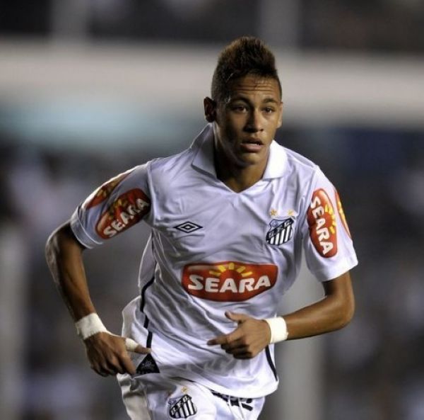 [中超]萨尔瓦多外脚背送挑传 李嗣镕头球破门